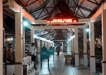 ZIARAH: Tampak sejumlah peziarah di Makam Sunan Kalijaga di Kadilangu, Demak, Kamis (2/12). (Oktavio Azis / Lingkarjateng.id)