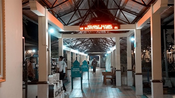 Kunjungan ke Makam Sunan Kalijaga Demak Naik 5 Kali Lipat 25 ZIARAH: Tampak sejumlah peziarah di Makam Sunan Kalijaga di Kadilangu, Demak, Kamis (2/12). (Oktavio Azis / Lingkarjateng.id)
