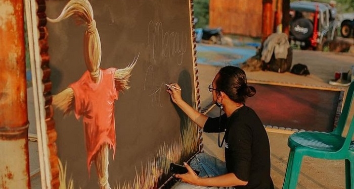UNGGUL: Salah satu pengelola pariwisata tengah melukis untuk dijadikan suvenir bagi pengunjung di Desa Wisata Sumberbulu, Kecamatan Mojogedang, Kabupaten Karanganyar, kemarin. (Antara/Lingkarjateng.id)