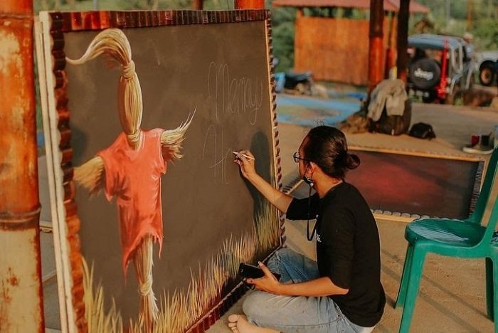 UNGGUL: Salah satu pengelola pariwisata tengah melukis untuk dijadikan suvenir bagi pengunjung di Desa Wisata Sumberbulu, Kecamatan Mojogedang, Kabupaten Karanganyar, kemarin. (Antara/Lingkarjateng.id)