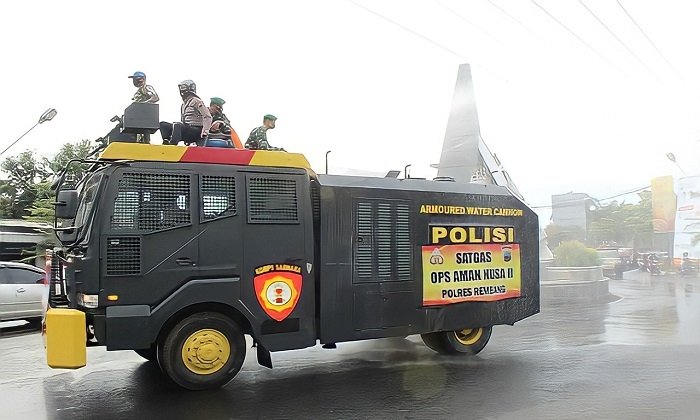 MELINTAS: Penyemprotan disinfektan oleh Polres Rembang menggunakan mobil armoured water cannon (AWC) pinjaman dari Polres tetangga. (Dok. Polres Rembang/Lingkarjateng.id)
