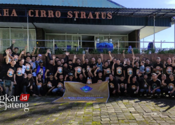 ISTIMEWA SILATURAHIM : Para alumni 2004 PM Darussalam Gontor Jateng dan Jatim saat foto bersama usai acara sarunga on sarangan.