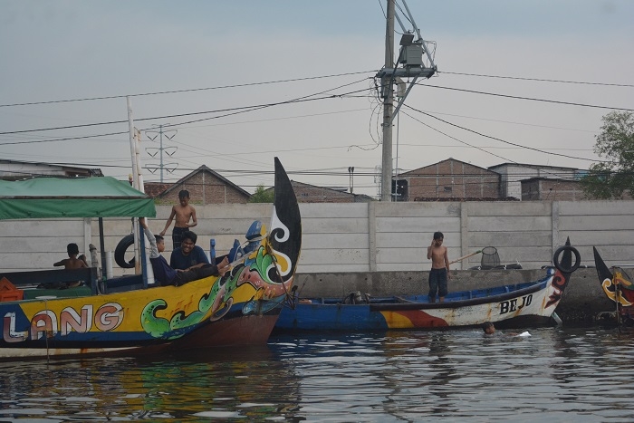 PETANG: Beberapa kapal nelayan tradisional nampak tengah bersandar di Pelabuhan, kemarin. (Dinda Rahmasari/Lingkarjateng.id)
