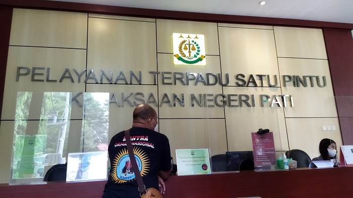 Penyelidikan Kasus Pasar Karaban Pati Molor, Ini Penyebabnya 25 KONFIRMASI: Ketua Organisasi Masyarakat Penjaga Nusantara (Mantra), Yayak Gundul meminta informasi kelanjutan kasus dugaan penyelewengan anggaran Pasar Karaban yang telah dilaporkan warga ke Kejaksaan Negeri Pati akhir september lalu. (Aziz Afifi / Lingkarjateng.id)