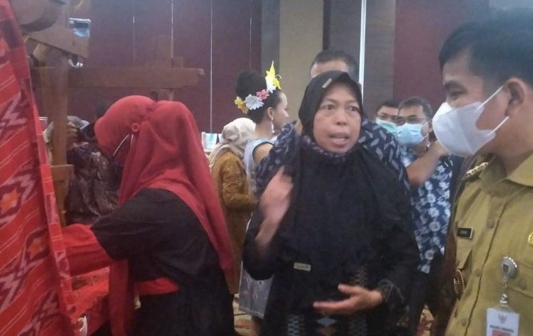 Pemkot Kediri Jajaki Kerja Sama dengan Surakarta 25 MENINJAU: Wali Kota Surakarta Gibran Rakabuming saat melihat proses pembuatan tenun ikat khas Kediri pada acara pameran Business to Business (B to B) di Solo Paragon Hotel and Residences, Senin (13/12). (Istimewa/Lingkarjateng.id)