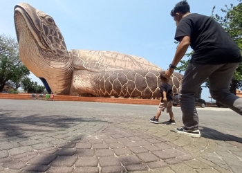 MENGASYIKAN: Pantai Kartini Jepara menjadi salah satu sektor pariwisata kebanggaan Bumi Kartini. (Andhik Kurniawan / Lingkarjateng.id)