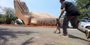 MENGASYIKAN: Pantai Kartini Jepara menjadi salah satu sektor pariwisata kebanggaan Bumi Kartini. (Andhik Kurniawan / Lingkarjateng.id)
