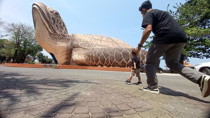 Pemkab Jepara Anggarkan Rp 600 Juta untuk Genjot Pariwisata 25 MENGASYIKAN: Pantai Kartini Jepara menjadi salah satu sektor pariwisata kebanggaan Bumi Kartini. (Andhik Kurniawan / Lingkarjateng.id)