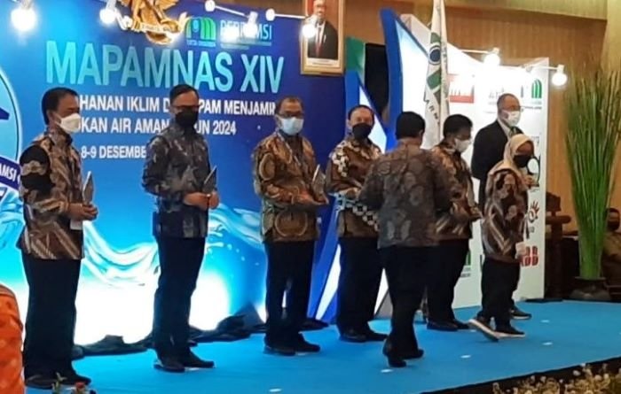 SIMBOLIS: Sejumlah perwakilan pemerintah daerah menerima penghargaan pada acara Mapamnas Persatuan Perusahaan Air Minum Seluruh Indonesia (Perpamsi) XIV di Solo, Jateng, Rabu (8/12). (Antara / Lingkarjateng.id)