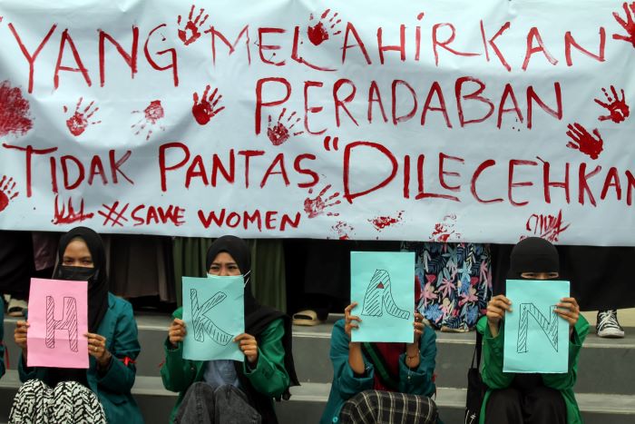 ASPIRASI: Sejumlah aktivis perempuan Korps HMI-Wati menggelar aksi stop kekerasan dan pelecehan seksual terhadap perempuan di Lhokseumawe, Aceh, Kamis (9/12). (Istimewa/Lingkarjateng.id)