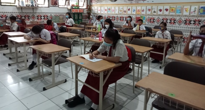 SERIUS: Para siswa melaksanakan Pembelajaran Tatap Muka (PTM) di salah satu SD di Kota Semarang, baru-baru ini. (Dinda Rahmasari / Lingkarjateng.id)