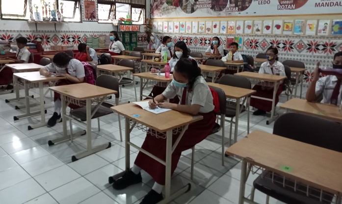 SERIUS: Para siswa melaksanakan Pembelajaran Tatap Muka (PTM) di salah satu SD di Kota Semarang, baru-baru ini. (Dinda Rahmasari / Lingkarjateng.id)