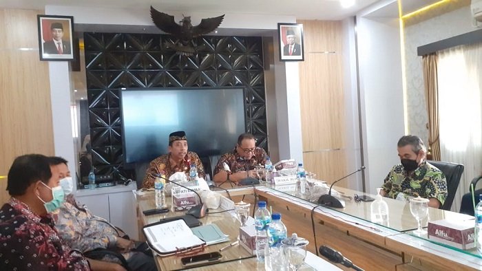 KOORDINASI: Bupati Rembang Abdul Hafidz didampingi Wakil Bupati Mochammad Hanies Cholil Barro’ memimpin rapat koordinasi implementasi kebijakan strategis pembentukan Dinas Baru di Rembang, Selasa (7/12). (R. Teguh Wibowo / Lingkarjateng.id)