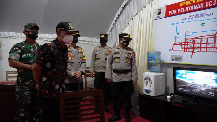 Pemkab Jepara Perketat Kedatangan Warga Luar Daerah 25 PENGECEKAN: Bupati Jepara, Dian Kristiandi saat memastikan kesiapan posko Nataru di Kabupaten Jepara. (Adhik Kurniawan/Lingkarjateng.id)
