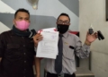 BARANG BUKTI: Assiry didampingi Kusnan selaku kuasa hukumnya sedang menunjukan surat gugatan beserta kunci mobil yang dirampas oleh pihak BCA Finance di PN Kudus, kemarin (8/12). (Nisa Hafizhotus Syarifa / Lingkarjateng.id)