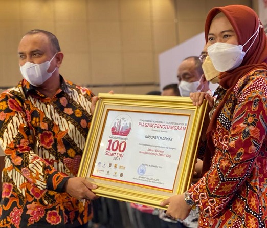 BANGGA: Bupati Demak dr Eisti’anah usai menerima penghargaan smart society, baru-baru ini. (Istimewa/Lingkarjateng.id)