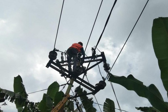 PLN Pulihkan 194 Gardu Rusak akibat Gempa 25 PERBAIKAN: Petugas PLN saat memperbaiki kerusakan pasokan listrik di Pulau Adonara, Kabupaten Flores Timur, NTT, akibat gempa magnitudo 7,4 di Laut Flores, Selasa (14/12). (Istimewa/Lingkarjateng.id)