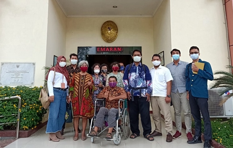 TUNTUT KEADILAN: Muhammad Baihaqi foto bersama dengan tim LBH Semarang pasca sidang di PTUN Semarang. (Dinda Rahmasari/Lingkarjateng.id)