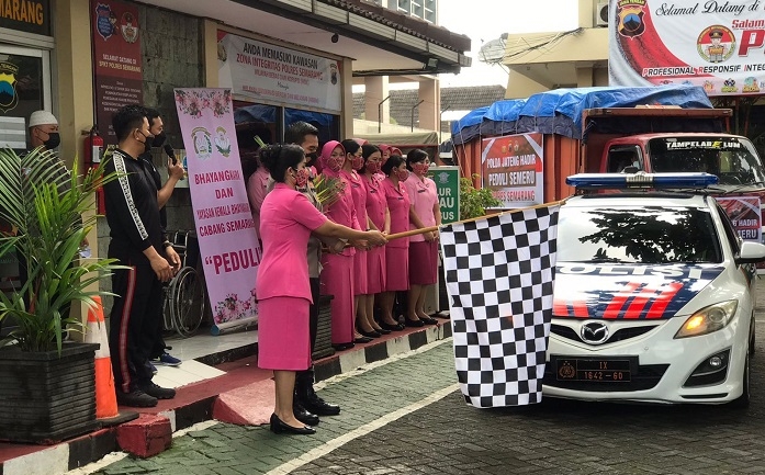 PEMBERANGKATAN: Sebanyak 4 truk pengangkut bantuan dari Polres Semarang untuk korban erupsi Gunung Semeru diberangkatkan pada Jumat (17/12). (Istimewa/Lingkarjateng.id)