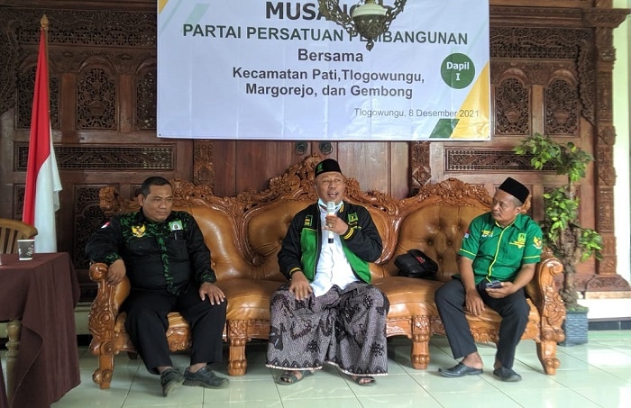 Usai Musancab, PPP Pati Fokus Hadapi Pemilu 25 PEMBUKAAN: KH Ubaidillah Wahab, Ketua DPC PPP Pati membuka Musyawarah Anak Cabang (Musancab) PPP di Dapil 1, belum lama ini. (Istimewa/Lingkarjateng.id)