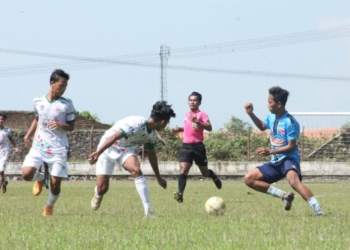SERU: Pemain penyerang PSIR Nur Azji berusaha melewati dua pemain PERSIK Kendal dalam laga Piala Soeratin U17 di Stadion Widya Manggala Krida, Pekalongan, kemarin (9/12). (R. Teguh Wibowo / Lingkarjateng.id)