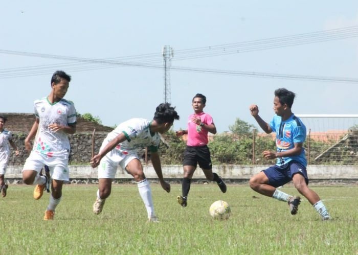 SERU: Pemain penyerang PSIR Nur Azji berusaha melewati dua pemain PERSIK Kendal dalam laga Piala Soeratin U17 di Stadion Widya Manggala Krida, Pekalongan, kemarin (9/12). (R. Teguh Wibowo / Lingkarjateng.id)