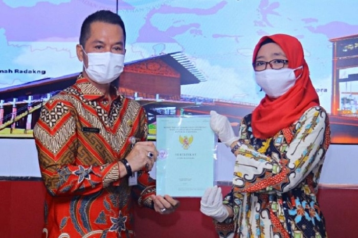 SIMBOLIS: Penyerahan sertifikat tanah melalui program Pendaftaran Tanah Sistematis Lengkap (PTSL) di Kabupaten Kudus. (Istimewa/Lingkarjateng.id)