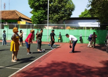 HUKUMAN: Satpol PP Pati mengamankan 13 orang dalam razia penegakan prokes di sejumlah tempat karaoke, Rabu malam (1/12). (Aziz Afifi / Lingkarjateng.id)