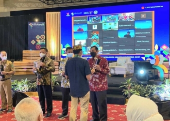 PRESTASI: Bupati Rembang Abdul Hafidz (paling kanan) menerima penghargaan yang diserahkan langsung oleh Menteri Pariwisata dan Ekonomi Kreatif, Sandiaga Uno di Kota Samarinda, Selasa (30/11). (R. Teguh Wibowo / Lingkarjateng.id)