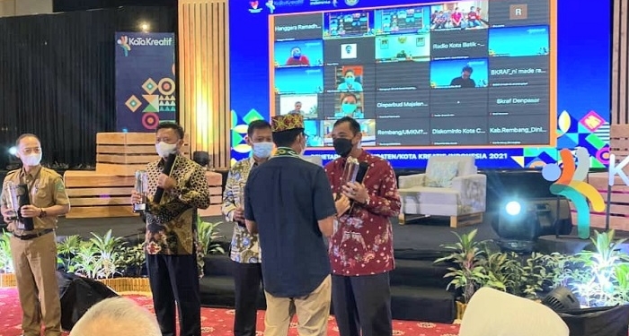 PRESTASI: Bupati Rembang Abdul Hafidz (paling kanan) menerima penghargaan yang diserahkan langsung oleh Menteri Pariwisata dan Ekonomi Kreatif, Sandiaga Uno di Kota Samarinda, Selasa (30/11). (R. Teguh Wibowo / Lingkarjateng.id)