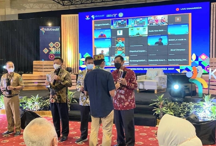PRESTASI: Bupati Rembang Abdul Hafidz (paling kanan) menerima penghargaan yang diserahkan langsung oleh Menteri Pariwisata dan Ekonomi Kreatif, Sandiaga Uno di Kota Samarinda, Selasa (30/11). (R. Teguh Wibowo / Lingkarjateng.id)