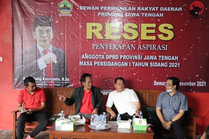 DIALOG: Ketua DPRD Jateng Bambang Kusriyanto dalam Reses Penyerapan Aspirasi Ketua DPRD Jateng Bambang Kusriyanto yang digelar di Rumah Aspirasi miliknya di Susukan, Sabtu (11/12). (Dok Humas Dprd Jateng/Lingkarjateng.id)
