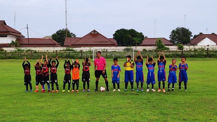 Jaring Pemain Muda, Piala Askab PSSI Rembang Resmi Bergulir 25 PEMBINAAN DINI: Pemain sepakbola U10 dalam Piala Askab 2021 berfoto bersama sebelum bertanding di stadion Krida-Rembang, Rabu (15/12). (R. Teguh Wibowo/Lingkarjateng.id)