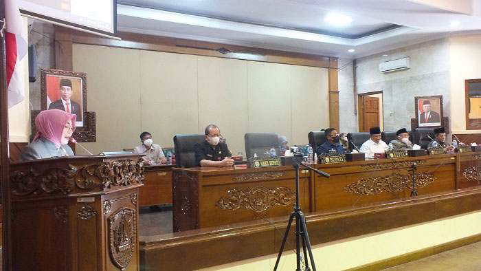 RAPAT: Bupati Grobogan, Sri Sumarni saat memberikan penjelasan di depan Ketua dan anggota DPRD setempat, Rabu (29/12). (Muhamad Ansori/Lingkarjateng.id)