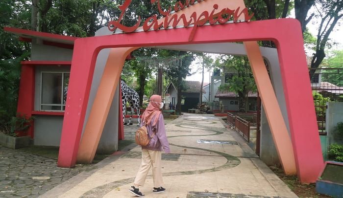 Pengunjung Menurun, Taman Lampion Kudus Butuh Perbaikan 25 SEPI: Kondisi Taman Lampion yang berada di dalam Taman Krida Wisata Kudus terlihat sepi dan kurang menarik lagi, Rabu (8/12). (Alifia Elsa Maulida / Lingkarjateng.id)