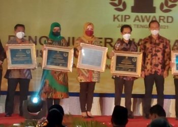 MEMBANGGAKAN: Ketua Komisi Informasi Provinsi Jawa Tengah, Drs. Sosiawan menyerahkan anugerah penghargaan KIP Award Jateng 2021 kepada Plt. Kepala Dinas Komunikasi dan Informatika Kabupaten Kudus, Dwi Yusi Sasepti di Semarang, Selasa (14/12). (Istimewa/Lingkarjateng.id)