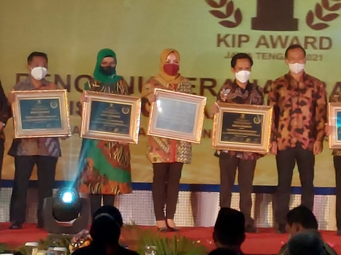 MEMBANGGAKAN: Ketua Komisi Informasi Provinsi Jawa Tengah, Drs. Sosiawan menyerahkan anugerah penghargaan KIP Award Jateng 2021 kepada Plt. Kepala Dinas Komunikasi dan Informatika Kabupaten Kudus, Dwi Yusi Sasepti di Semarang, Selasa (14/12). (Istimewa/Lingkarjateng.id)