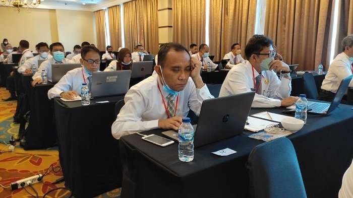 53 Peserta Seleksi JPTP Rembang Lolos Uji Kompetensi 25 SERIUS: Peserta seleksi pengisian Jabatan Pimpinan Tinggi Pratama (JPTP) mengikuti ujian secara terbuka dan kompetitif di lingkungan Pemerintah Kabupaten Rembang. (R. Teguh Wibowo/Lingkarjateng.id)
