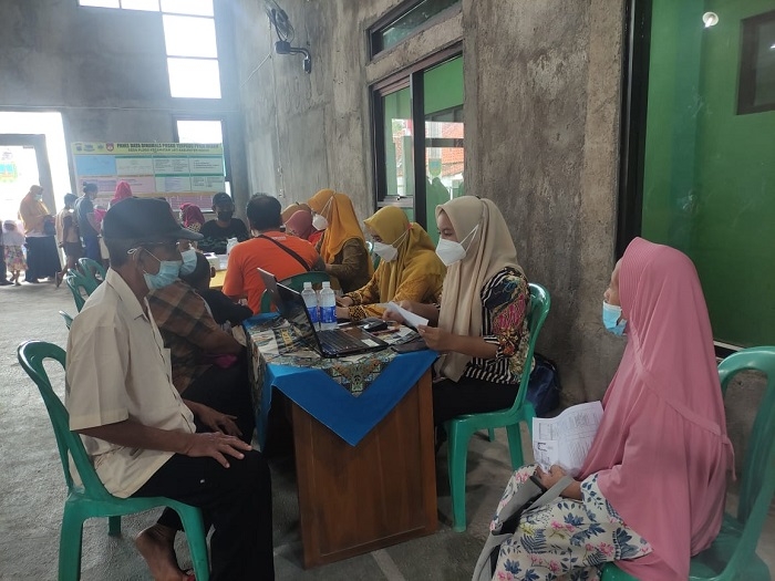 SEMANGAT: Seorang lansia sedang mendaftar untuk mengikuti vaksinasi Covid-19 belum lama ini. (Nisa Hafizhotus Syarifa / Lingkarjateng.id)