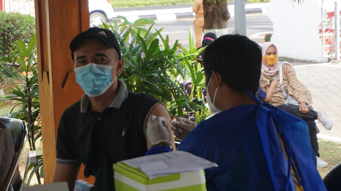 VAKSINASI: Seorang warga tengah disuntik vaksin Covid-19 di Kabupaten Jepara, belum lama ini. (Adhik Kurniawan/Lingkarjateng.id)