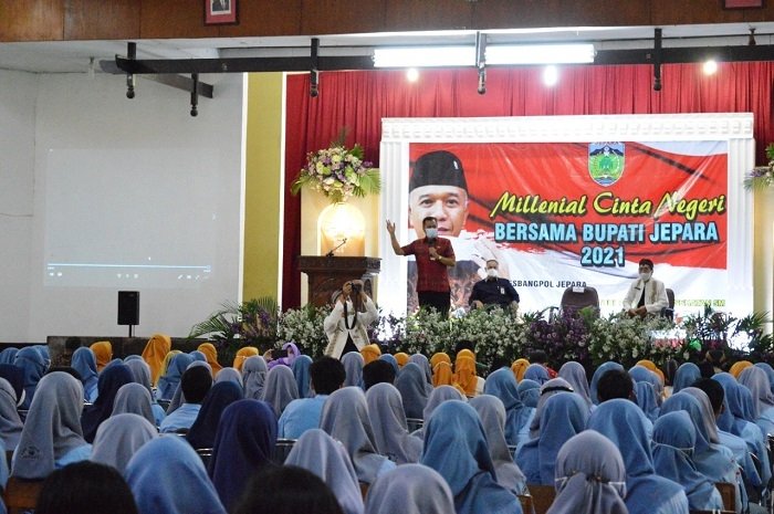 Safari Kebangsaan, Pelajar Jepara Diajak Sukseskan Vaksinasi 25 ANTUSIAS: Asisten I Sekda Jepara Dwi Riyanto memotivasi pelajar untuk ikut menyukseskan program vaksinasi Covid-19 saat Safari Kebangsaan di SMK Negeri 2 Jepara, Kamis (16/12). (Humas Pemkab Jepara/Lingkarjateng.id)