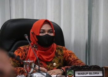 KOORDINASI: Wakil Bupati Kabupaten Blora, Tri Yuli Setyowati mengikuti rapat koordinasi (rakor) pengendalian transportasi pada masa libur Natal 2021 dan Tahun Baru 2022 bersama Menko PMK dan Menteri Perhubungan secara virtual, Kamis (16/12). (Istimewa/Lingkarjateng.id)