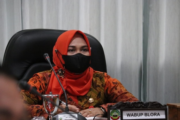 KOORDINASI: Wakil Bupati Kabupaten Blora, Tri Yuli Setyowati mengikuti rapat koordinasi (rakor) pengendalian transportasi pada masa libur Natal 2021 dan Tahun Baru 2022 bersama Menko PMK dan Menteri Perhubungan secara virtual, Kamis (16/12). (Istimewa/Lingkarjateng.id)