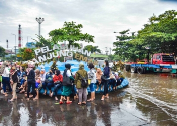 TERGENANG: Banjir di kawasan Pelabuhan Tanjung Emas, beberapa waktu yang lalu. (Dinda Rahmasari/Lingkarjateng.id)
