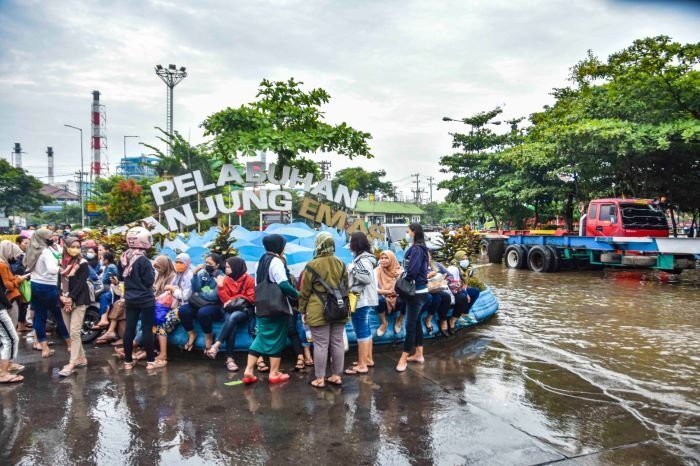 BMKG Semarang Imbau Waspadai Bencana Hidrometeorologi 25 TERGENANG: Banjir di kawasan Pelabuhan Tanjung Emas, beberapa waktu yang lalu. (Dinda Rahmasari/Lingkarjateng.id)