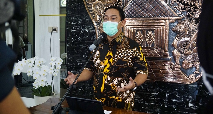 TEGAS: Wali Kota Semarang, Hendrar Prihadi saat menyampaikan sanksi bagi pelanggar aturan saat Nataru dalam jumpa pers di Balai Kota Semarang, Rabu (22/12). (Dinda Rahmasari/Lingkarjateng.id)