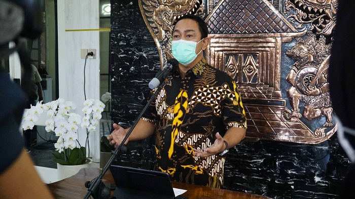 TEGAS: Wali Kota Semarang, Hendrar Prihadi saat menyampaikan sanksi bagi pelanggar aturan saat Nataru dalam jumpa pers di Balai Kota Semarang, Rabu (22/12). (Dinda Rahmasari/Lingkarjateng.id)