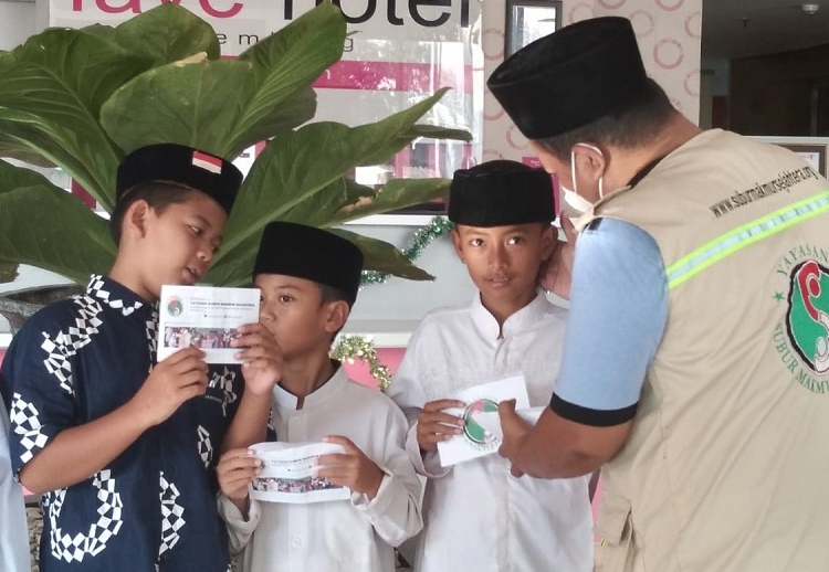 GRATIS: Anak-anak mendapat uang saku serta sertifikat dari Yayasan Subur Makmur Sejahtera Pati saat gelaran khitan massal gratis di Fave Hotel Rembang, Minggu (28/11).
