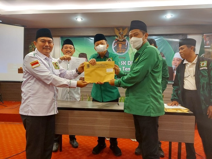 Nakhoda Baru PPP Jepara, Optimis Raihan Kursi Bisa Naik 25 SERTIJAB: Penerimaan Surat Keputusan DPP PPP Nomor 0301/SK/DPP/C/XII/2021 tanggal 8 Desember 2021 tentang Susunan dan Personalia Pengurus Harian DPC PPP Kabupaten Jepara masa bakti 2021-2026. (Istimewa/Lingkarjateng.id)