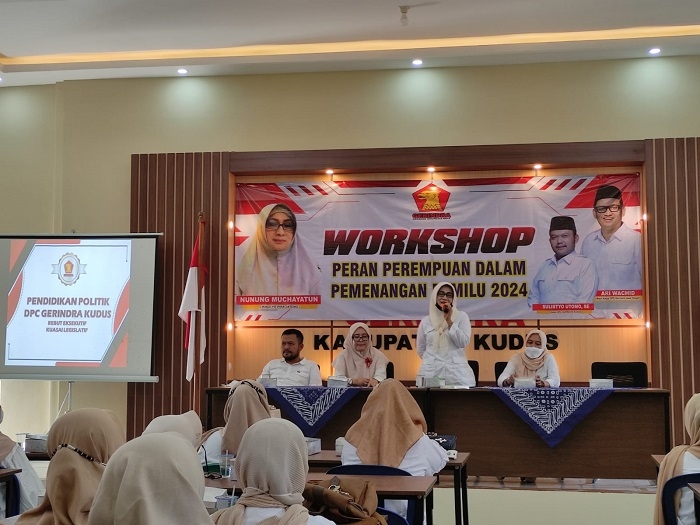 DPC Gerindra Kudus Dorong Perempuan Berperan Aktif Sukseskan Pemilu 2024 25 SEMANGAT: Ketua PD PIRA Jateng Nunung Muchayatun sedang memberikan sambutan dalam acara Workshop bertajuk “Peran Perempuan dalam Pemenangan Pemilu 2024” di Gedung DPC Partai Gerindra Kudus, Selasa (14/12). (Nisa Hafizhotus Syarifa/Lingkarjateng.id)